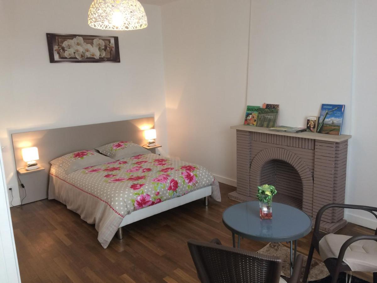 Chambres " Orchidees " Saint-Denis-de-Gastines エクステリア 写真